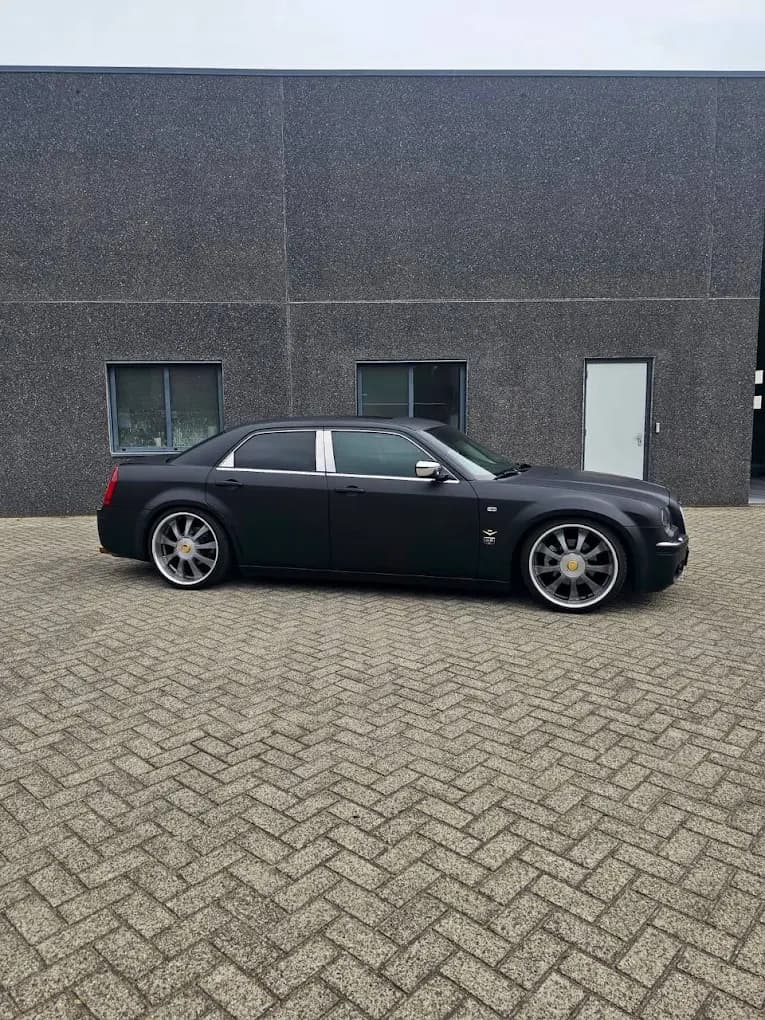 Zwarte Chrysler 300C na behandeling bij De Dipper
